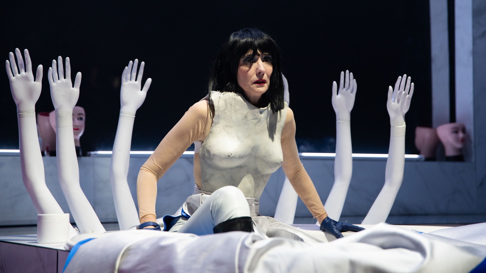 las amargas lagrimas de petra von kant al teatre romea de barcelona